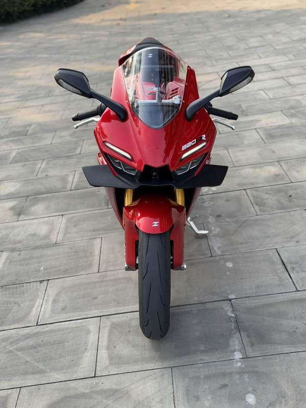 张雪机车 820RR