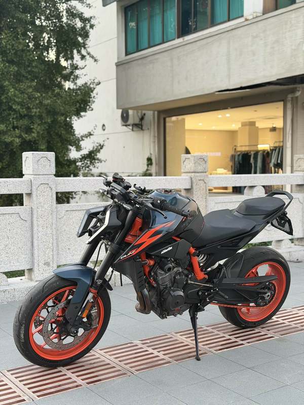 KTMR2R 890 Duke