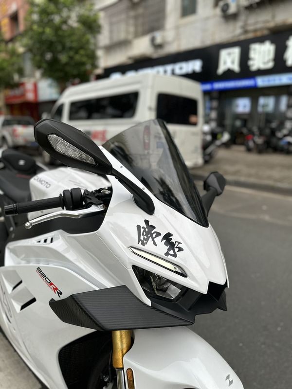 张雪机车 820RR