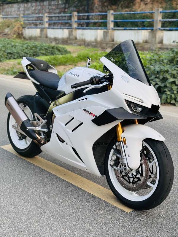 张雪机车 820RR