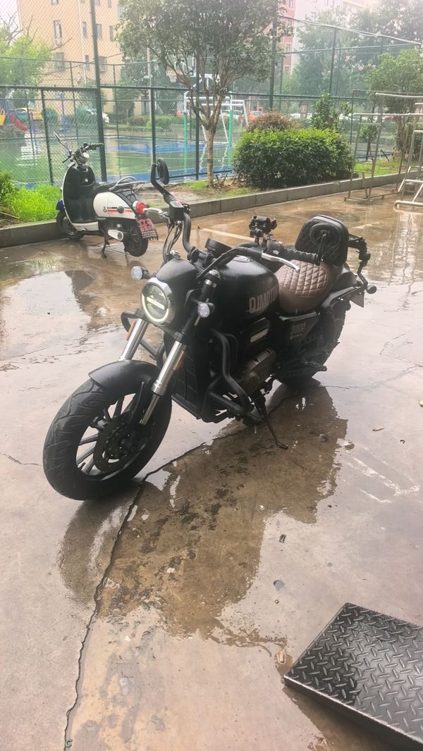 QJMOTOR 闪300S