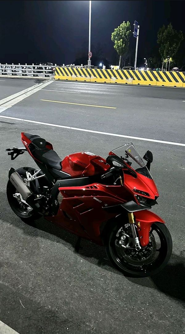 张雪机车 820RR