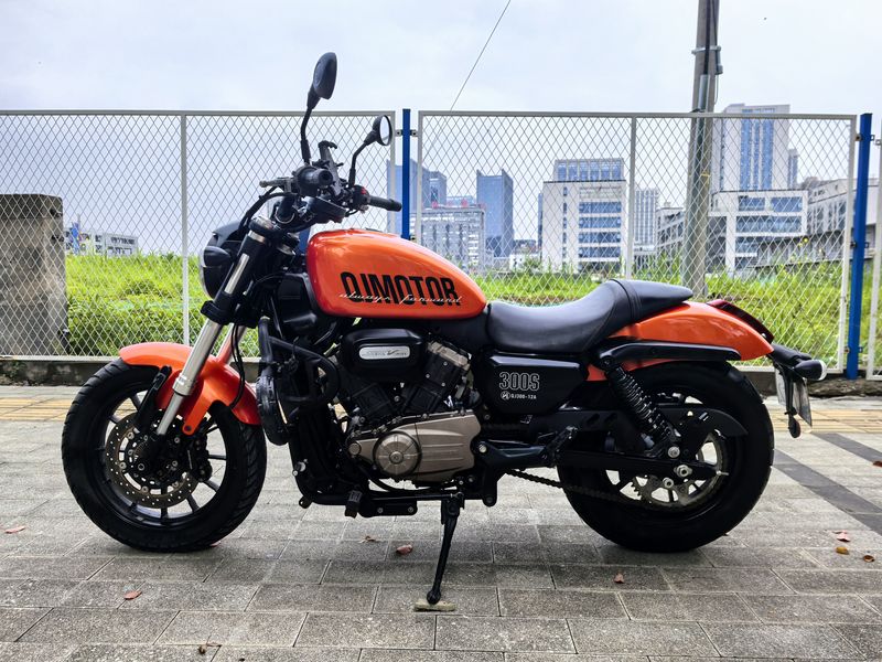 QJMOTOR 闪300S