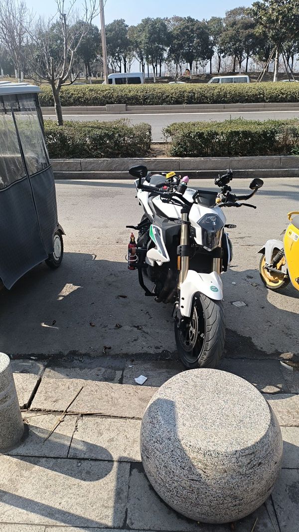 贝纳利 TNT600i