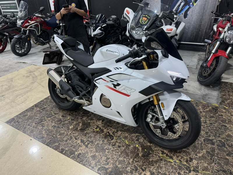 张雪机车 500RR