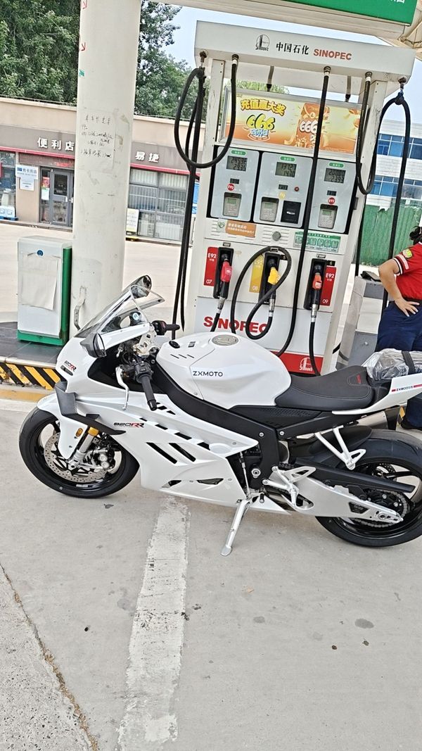 张雪机车 820RR