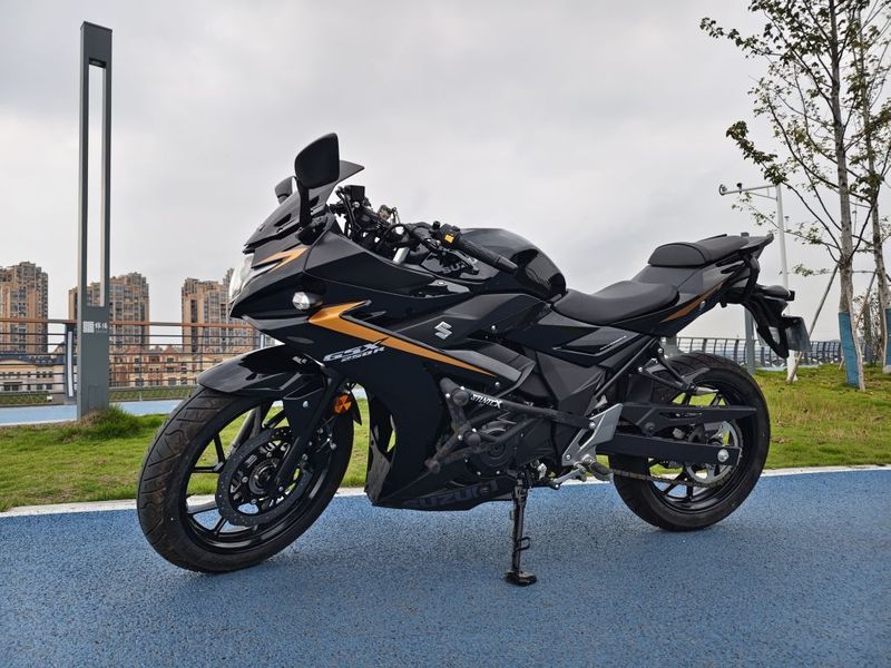 豪爵铃木 GSX250R