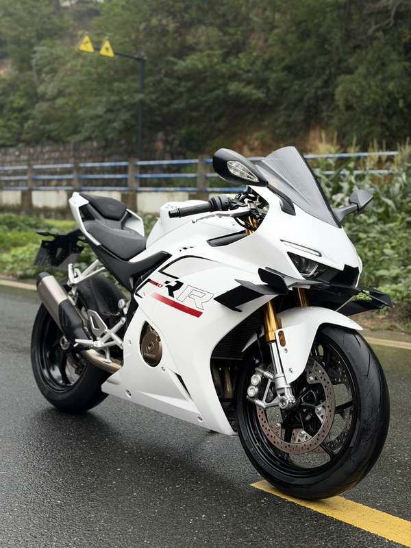 张雪机车 500RR