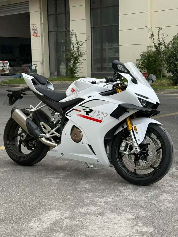 张雪机车 500RR