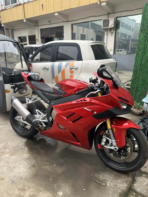 张雪机车 820RR