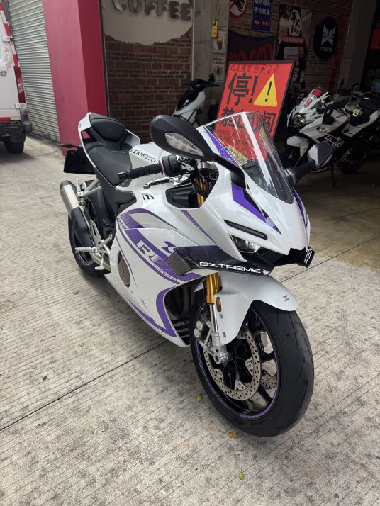 张雪机车 500RR