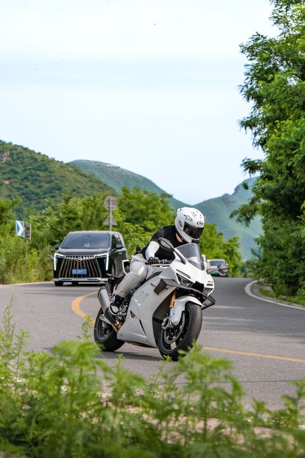张雪机车 820RR