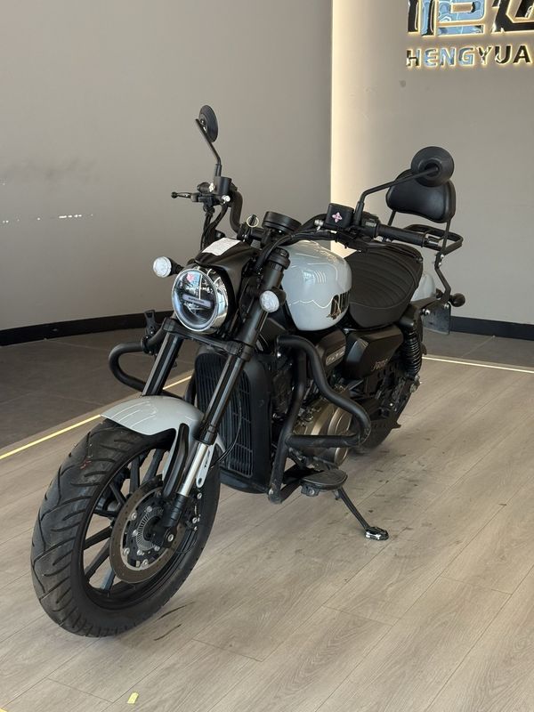 QJMOTOR 闪300S