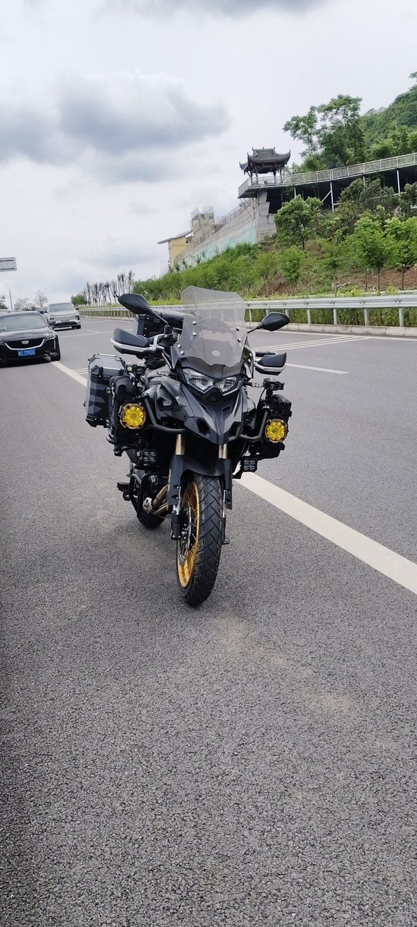 贝纳利 TRK552