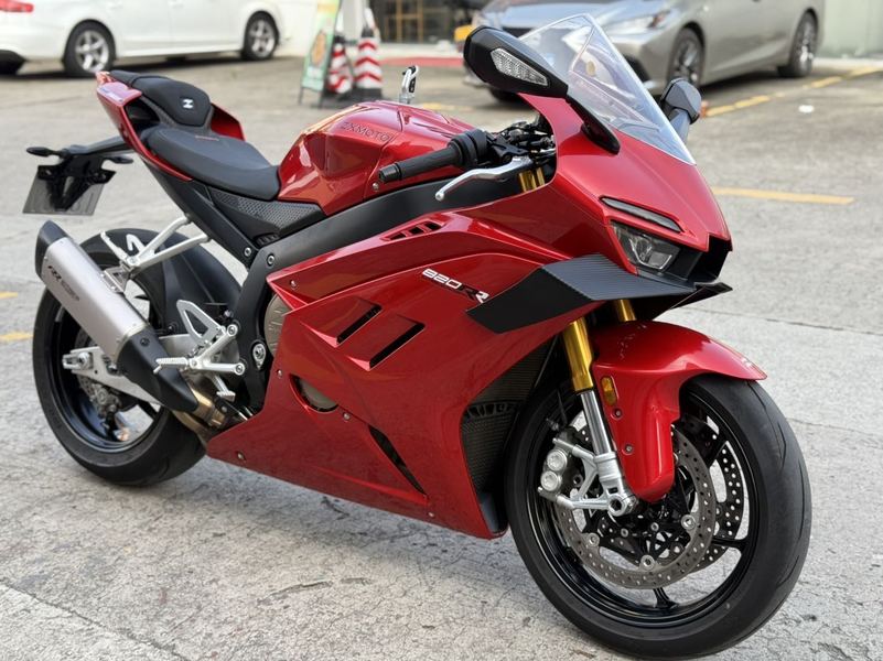 张雪机车 820RR