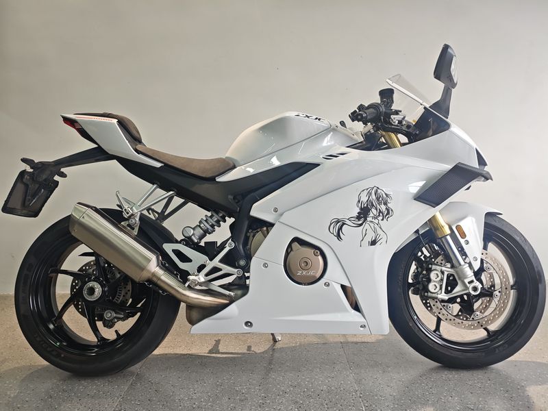 张雪机车 500RR