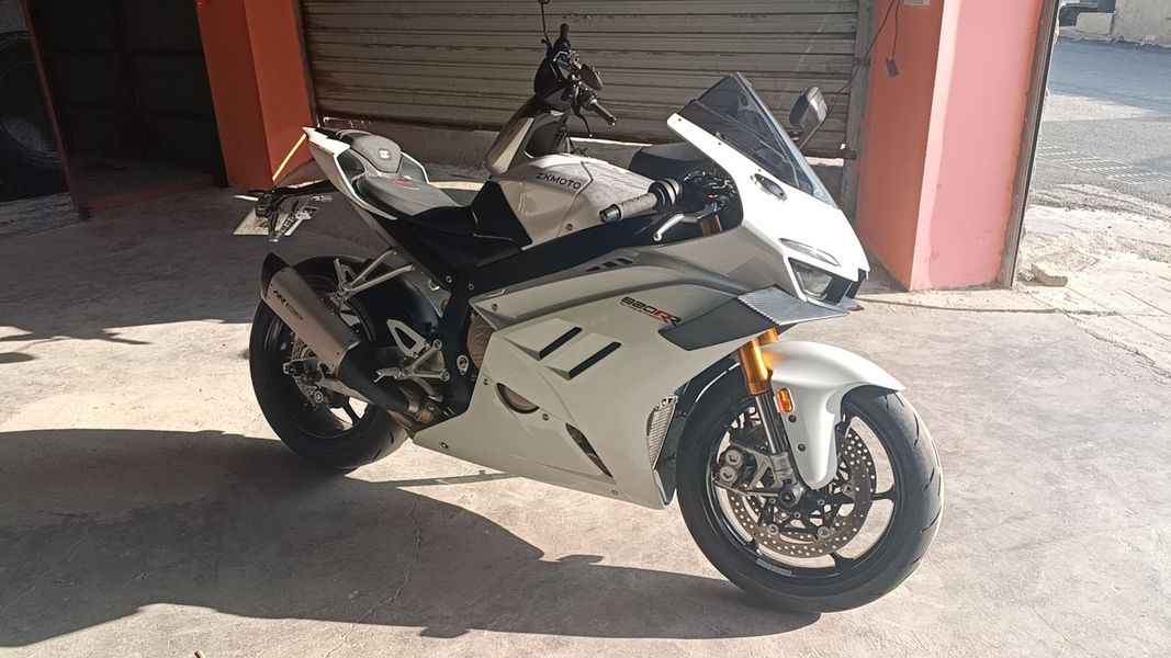 张雪机车 820RR