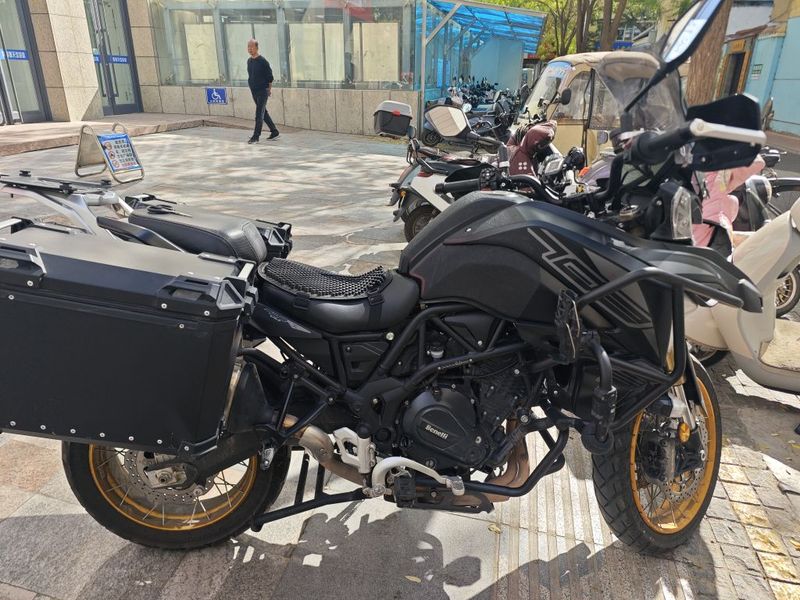 贝纳利 TRK702