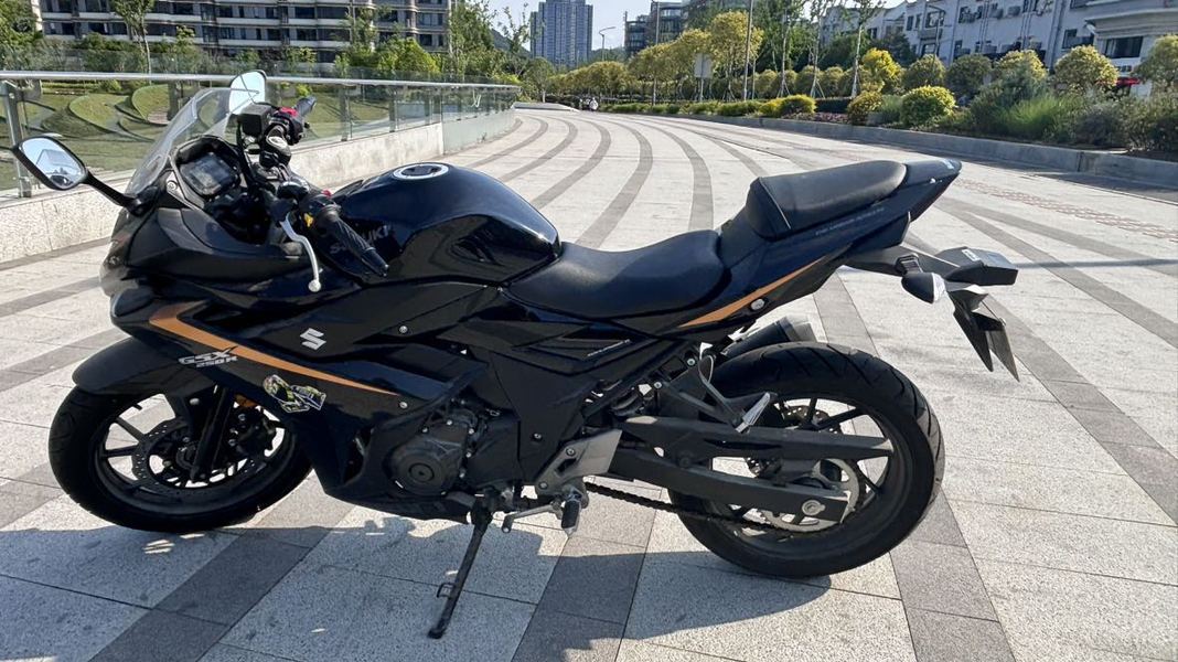 豪爵铃木 GSX250R