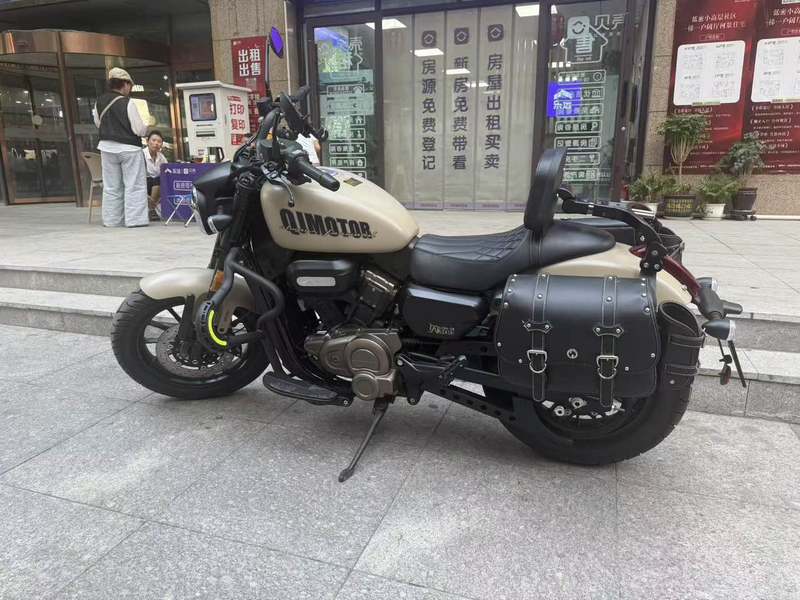 QJMOTOR 闪300S