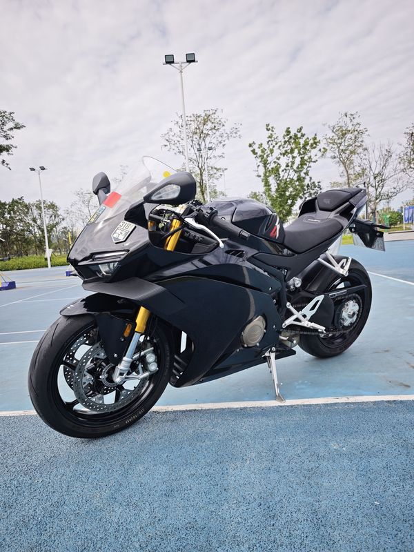 张雪机车 500RR