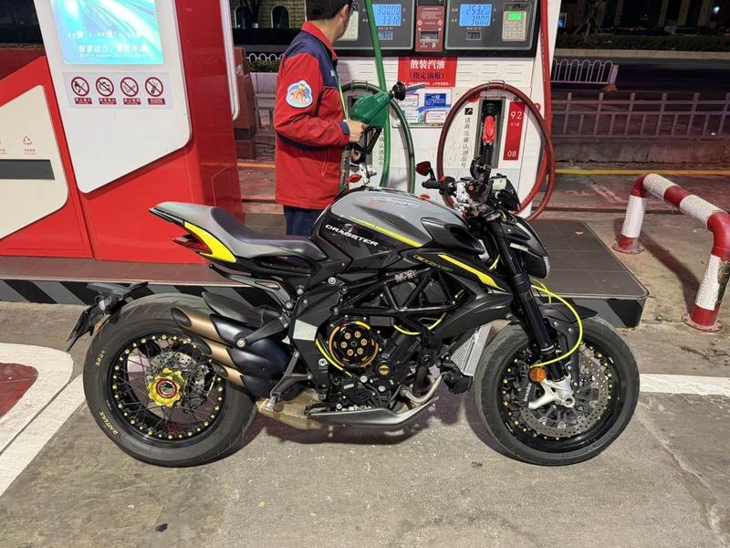 奥古斯塔 Dragster 800