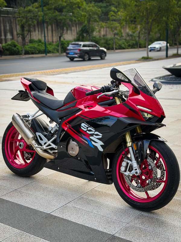 张雪机车 500RR
