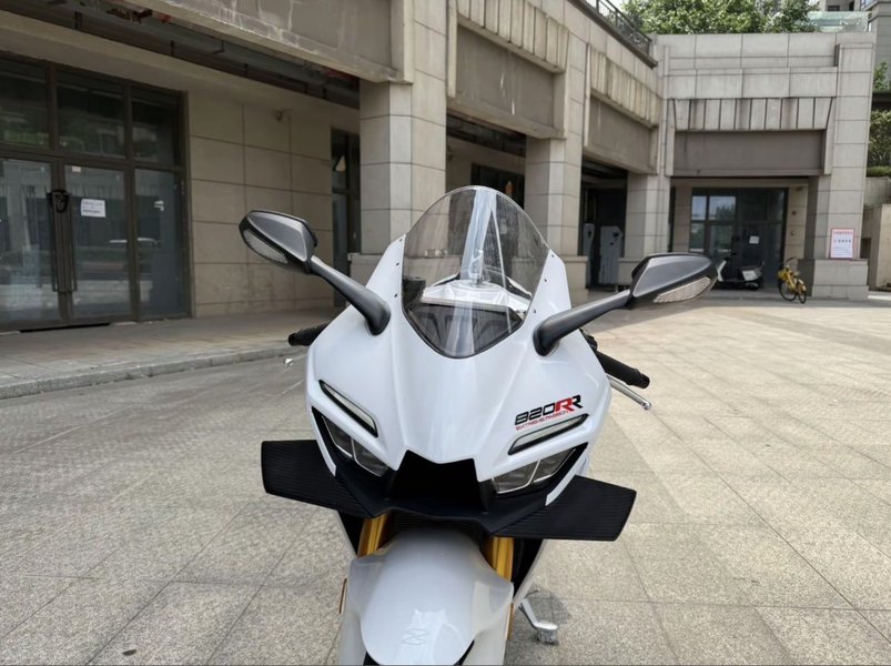 张雪机车 820RR