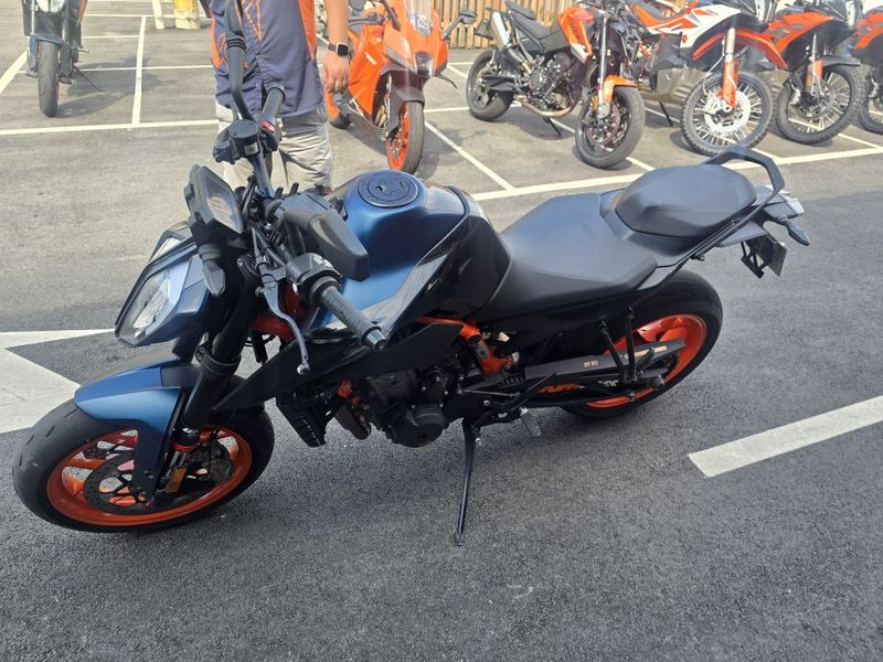 KTMR2R 890 Duke