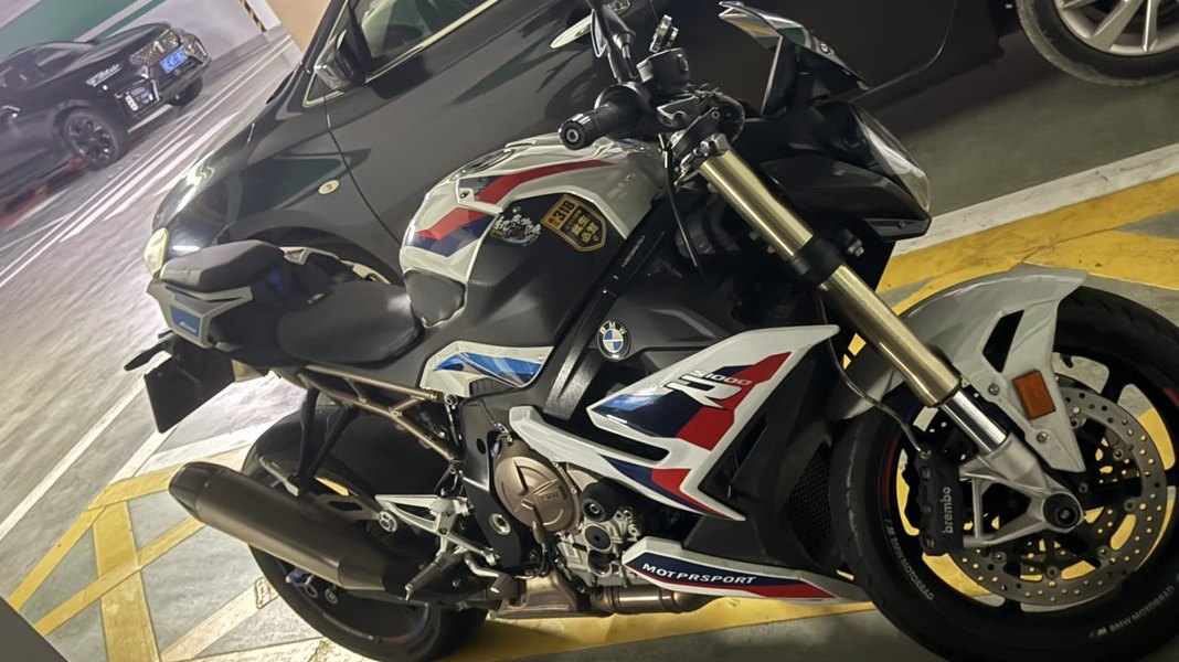宝马 M 1000 R