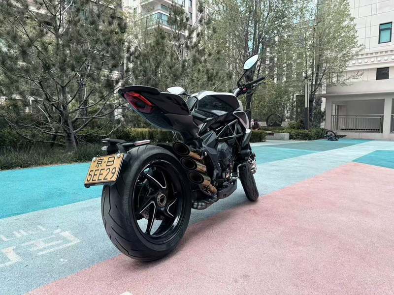 奥古斯塔 Brutale 800