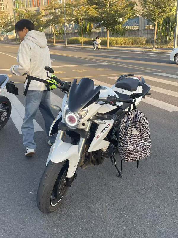 贝纳利 TNT600i