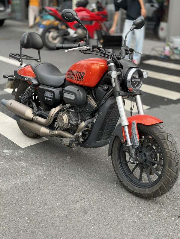 QJMOTOR 闪300S