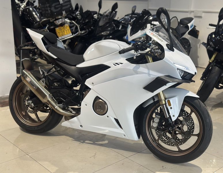 张雪机车 500RR