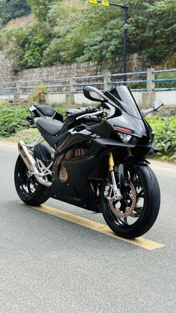 张雪机车 500RR