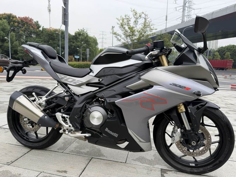 贝纳利 龙卷风 Tornado 302R