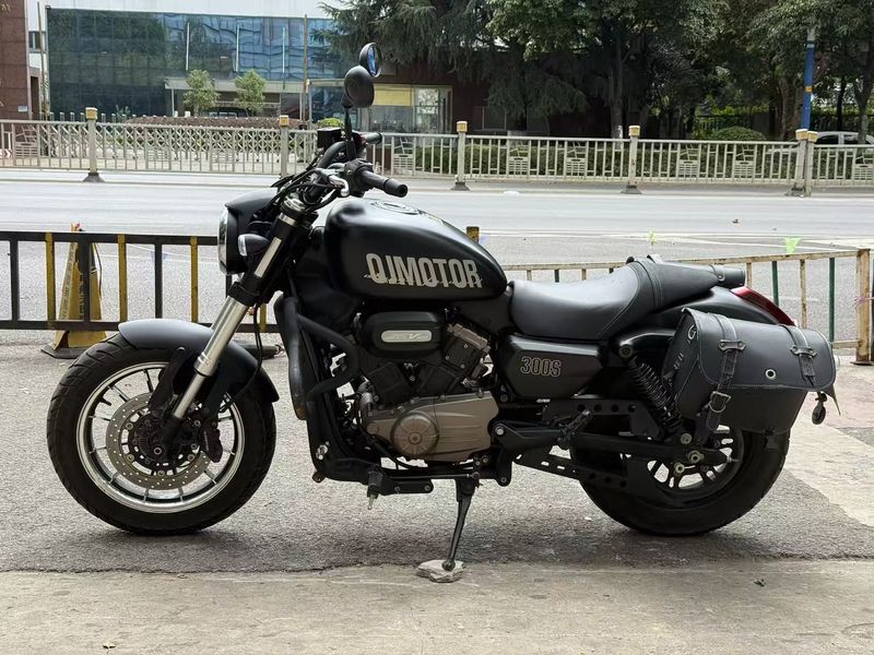 QJMOTOR 闪300S