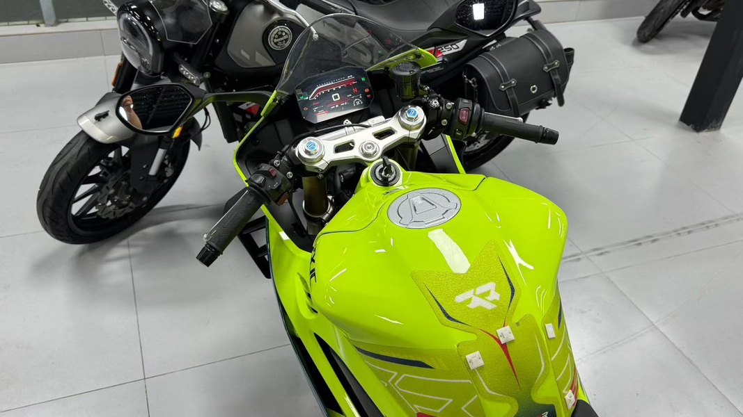 张雪机车 500RR
