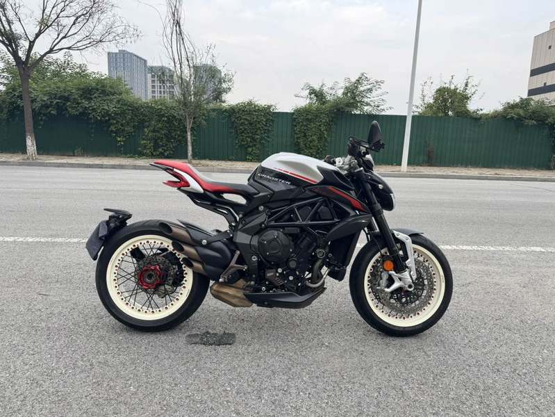 奥古斯塔 Dragster 800