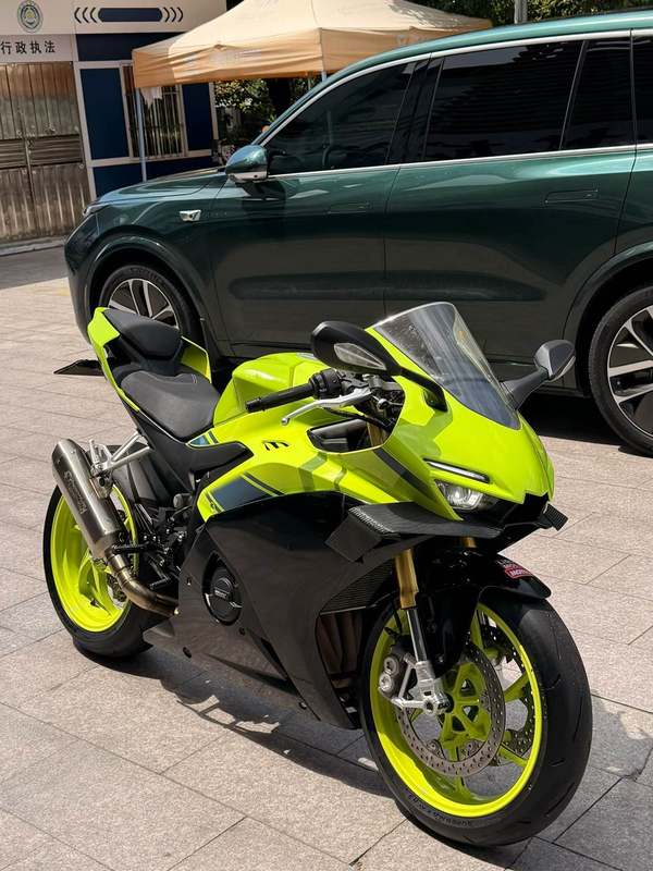 张雪机车 500RR