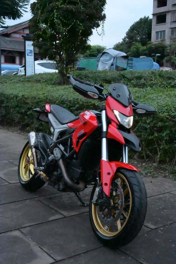 杜卡迪 Hypermotard 820