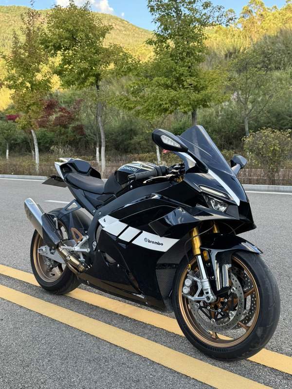 张雪机车 820RR