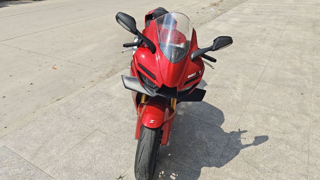 张雪机车 820RR