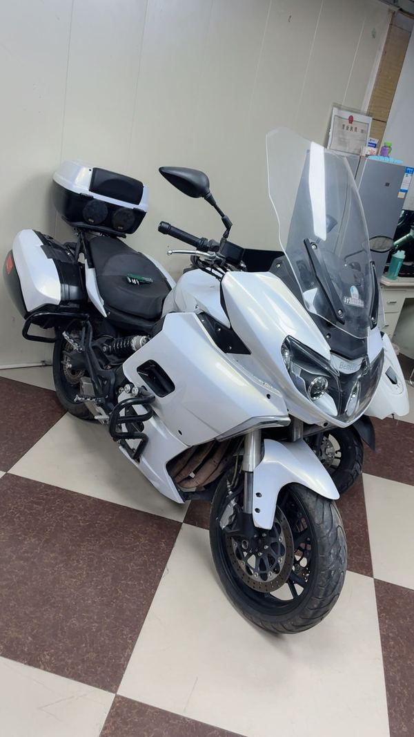 贝纳利 600 GC