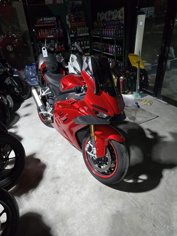 张雪机车 820RR