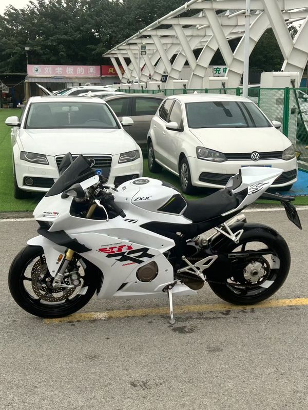 张雪机车 500RR