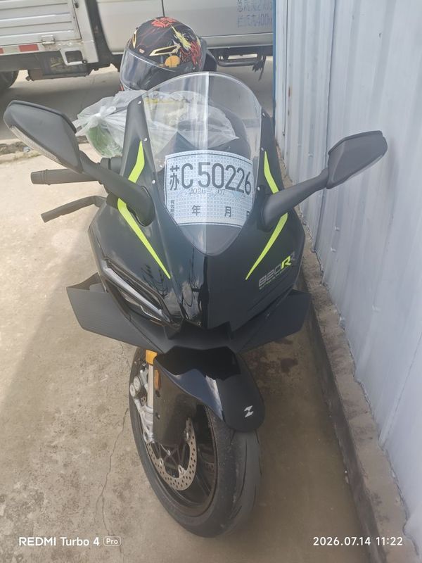 张雪机车 820RR