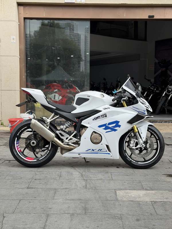 张雪机车 500RR