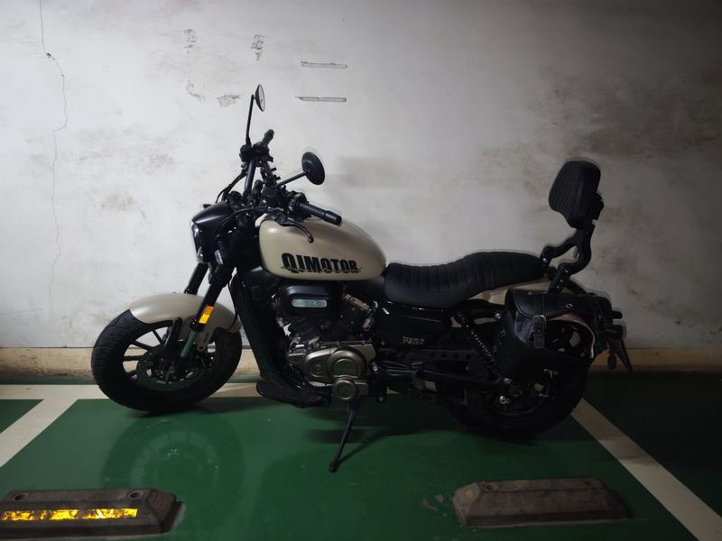 QJMOTOR 闪300S