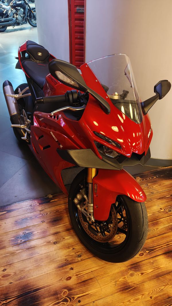 张雪机车 820RR